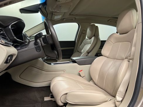 Used 2019 Lincoln Continental Select w/ Continental Climate Package image 27