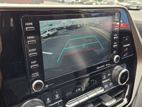 Used 2022 Toyota Highlander XLE FWD image 20