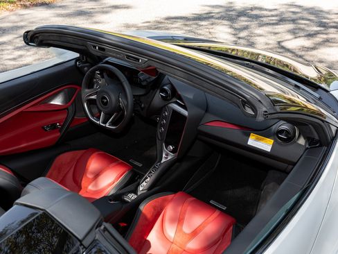 Used 2024 McLaren 750S Spider image 30