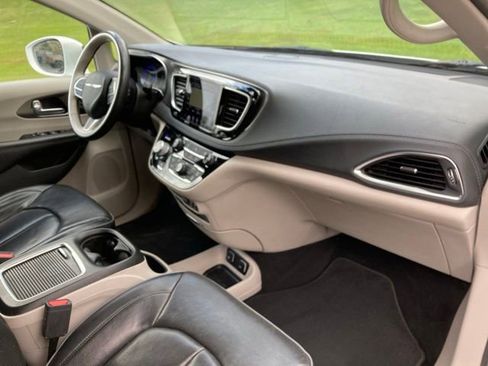 Used 2019 Chrysler Pacifica Limited FWD image 34