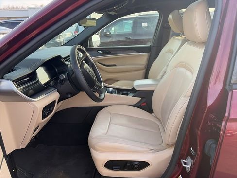 Used 2024 Jeep Grand Cherokee Limited w/ Luxury Tech Group II image 9