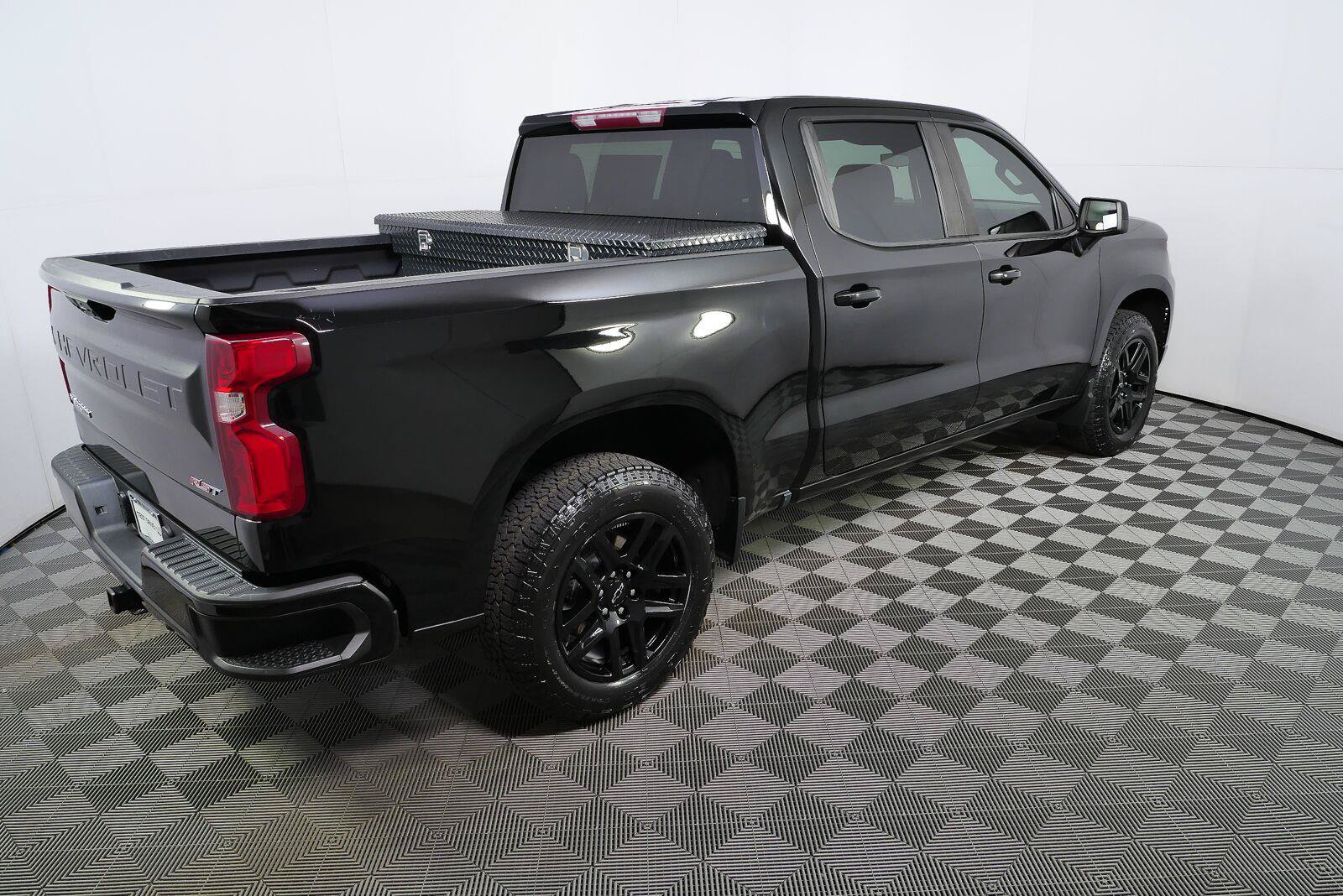 Used 2023 Chevrolet Silverado 1500 RST AWD/4WD image 2