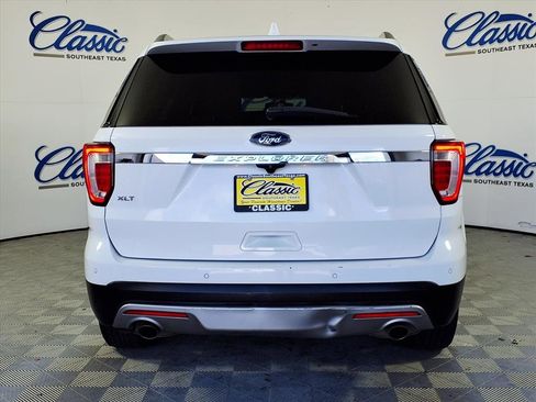 Used 2017 Ford Explorer XLT w/ Equipment Group 201A image 4