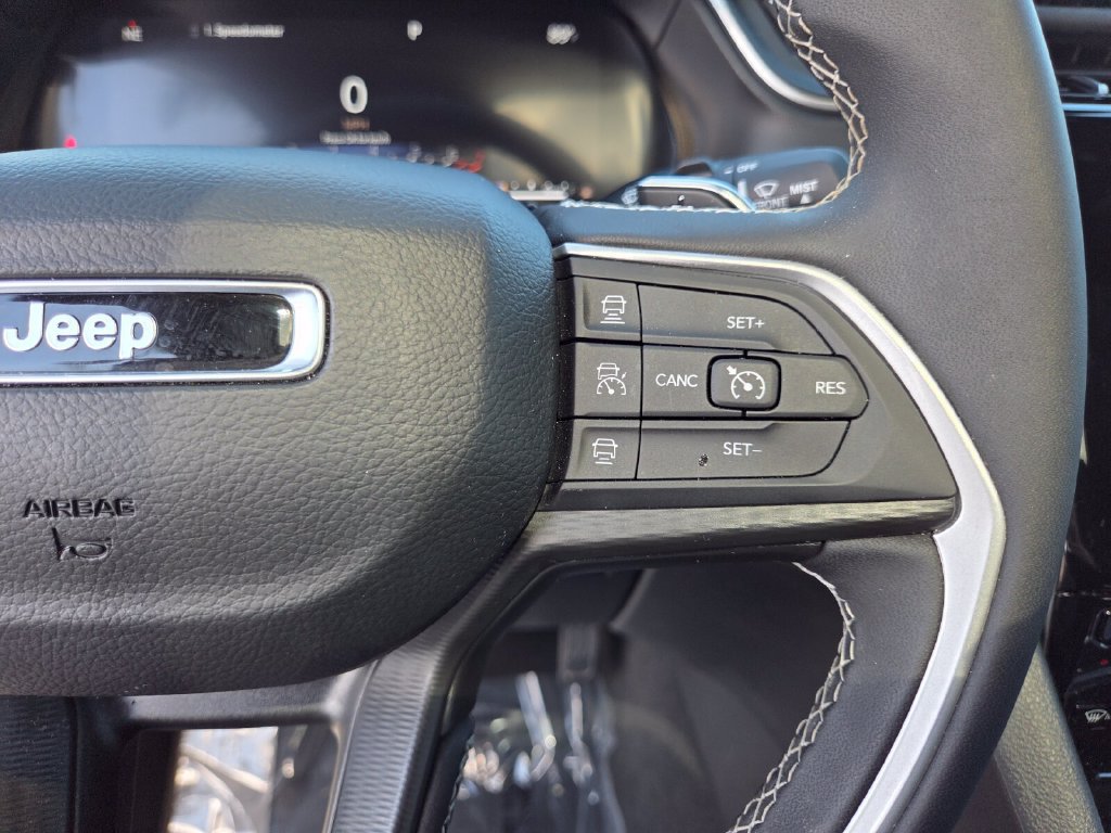 Used 2025 Jeep Grand Cherokee Laredo RWD image 34