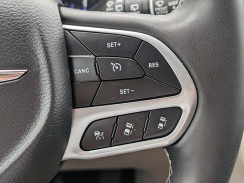 Used 2023 Chrysler Pacifica Limited FWD image 26