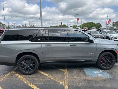 Used 2023 Cadillac Escalade ESV V image 3