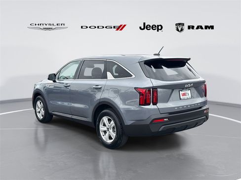 Used 2022 Kia Sorento LX image 4