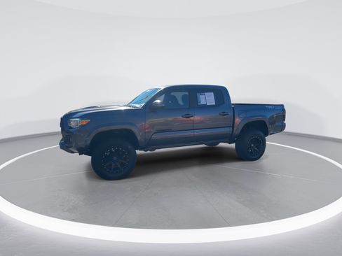Used 2018 Toyota Tacoma TRD Sport image 5