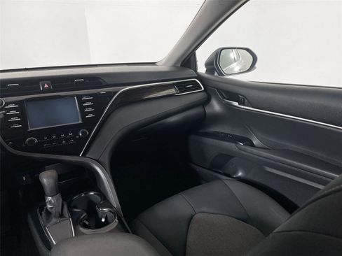 Used 2018 Toyota Camry LE image 29