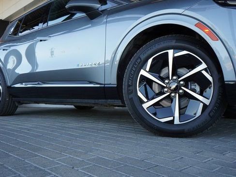 New 2025 Chevrolet Equinox EV LT image 10