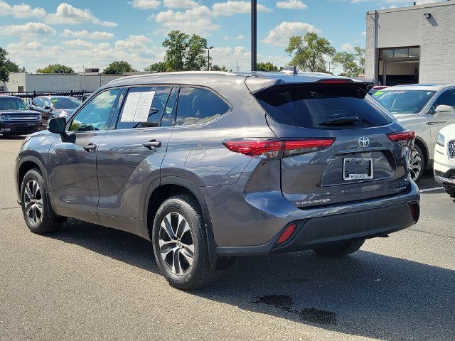 Used 2022 Toyota Highlander XLE AWD/4WD image 3