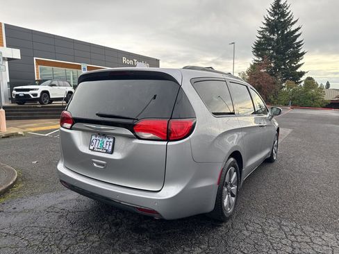 Used 2018 Chrysler Pacifica Touring-L image 7
