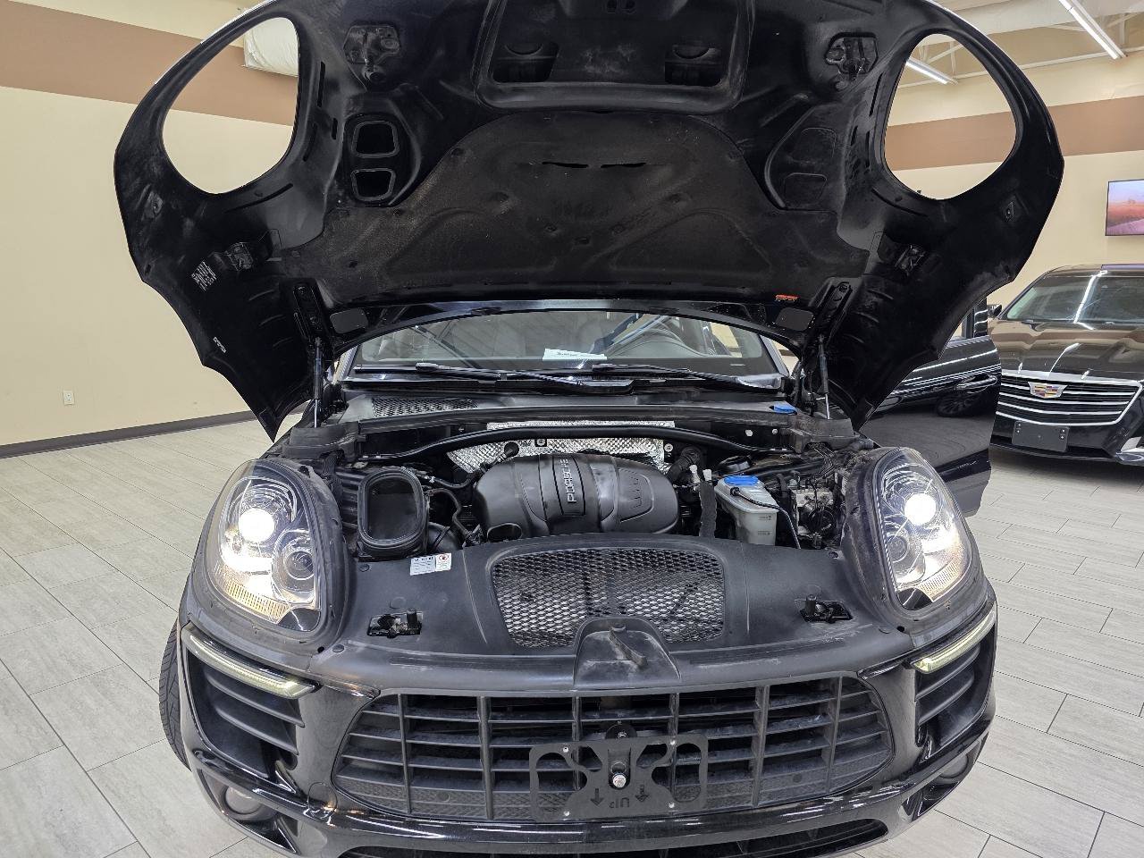 Used 2018 Porsche Macan AWD/4WD image 41