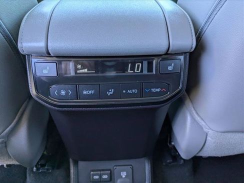 Certified 2024 Toyota Highlander Platinum FWD image 17
