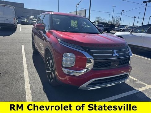 Used 2024 Mitsubishi Outlander SE image 2