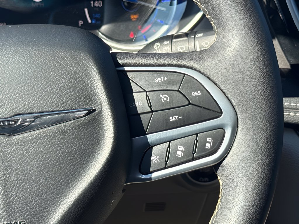 Used 2024 Chrysler Pacifica Limited FWD image 15