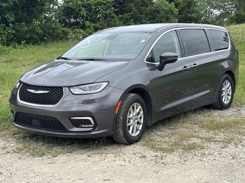 Used 2023 Chrysler Pacifica Touring-L FWD image 3