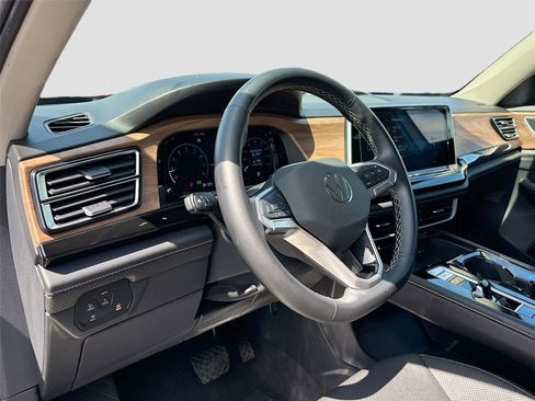 Used 2025 Volkswagen Atlas SE image 9