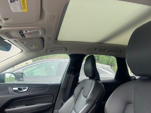 Used 2025 Volvo XC60 B5 Core AWD/4WD image 6