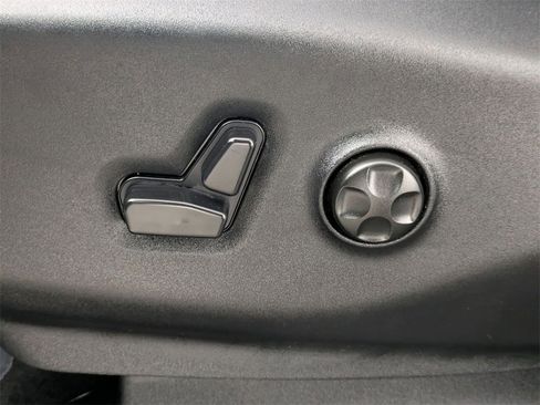 Certified 2026 Chrysler Pacifica Select image 13