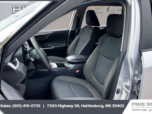 Used 2022 Toyota RAV4 LE image 18