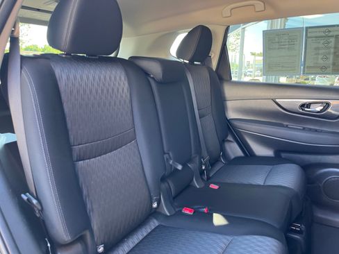 Used 2017 Nissan Rogue SV FWD image 18