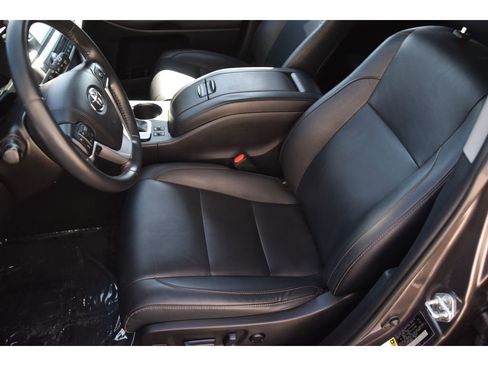 Used 2019 Toyota Highlander XLE AWD/4WD image 14