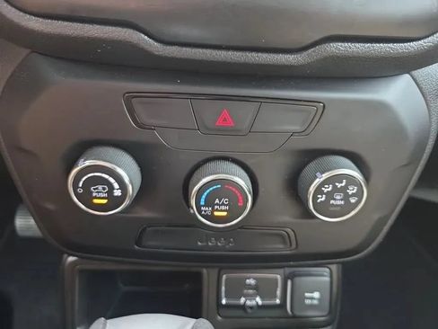 Used 2020 Jeep Renegade Sport w/ Sport Appearance Group FWD image 29