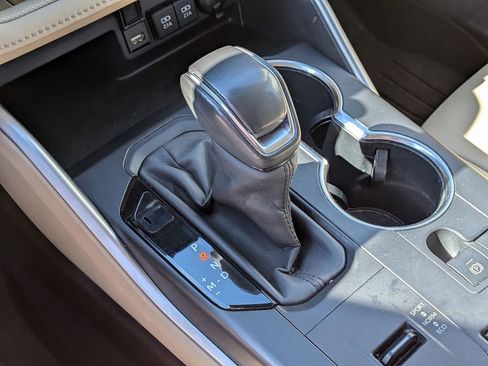 Used 2020 Toyota Highlander XLE image 24