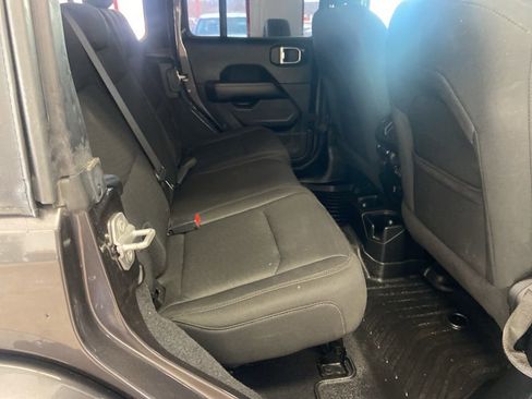 Used 2018 Jeep Wrangler Unlimited Sahara image 20