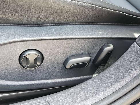 Used 2025 Volkswagen Jetta SE FWD image 14