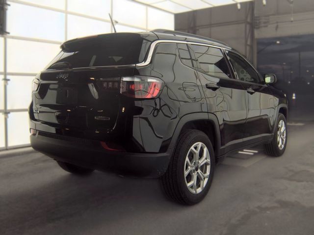 Used 2025 Jeep Compass Latitude w/ Sun & Sound Group AWD/4WD image 3