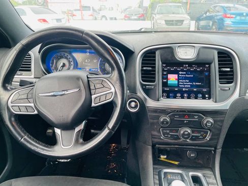 Used 2019 Chrysler 300 Touring w/ Chrome Appearance Package RWD image 19