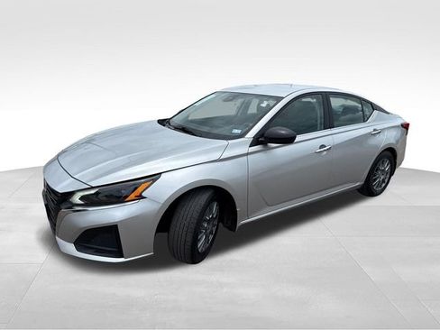 Used 2024 Nissan Altima 2.5 S FWD image 3