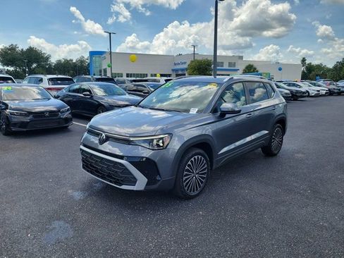 Certified 2025 Volkswagen Taos SE FWD image 28