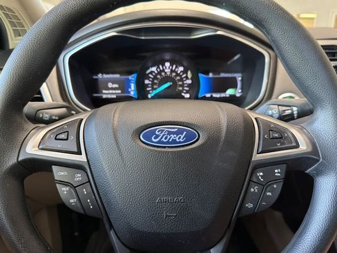 Used 2020 Ford Fusion SE FWD image 25