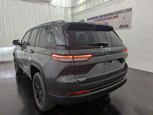 New 2025 Jeep Grand Cherokee Altitude image 7