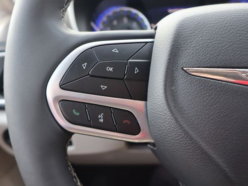 Used 2024 Chrysler Pacifica Touring-L image 17