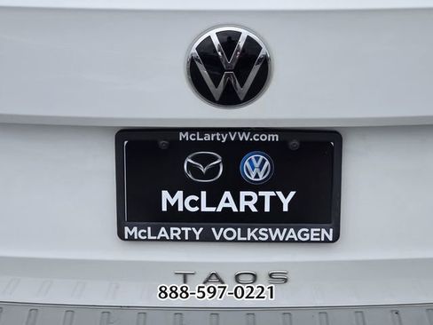 Used 2022 Volkswagen Taos SE w/ Driver Assistance Package FWD image 15