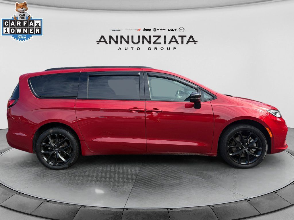 Used 2024 Chrysler Pacifica Touring-L w/ S Appearance Package AWD/4WD image 6