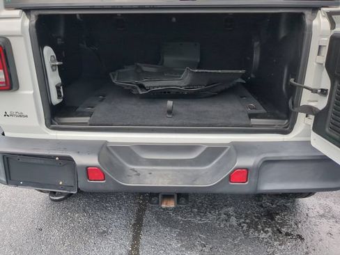 Used 2019 Jeep Wrangler Unlimited Sahara AWD/4WD image 11