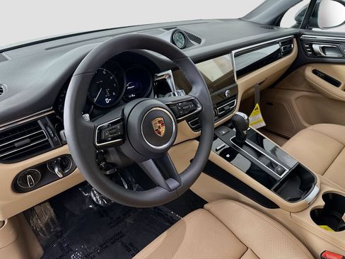 Certified 2026 Porsche Macan AWD/4WD image 4