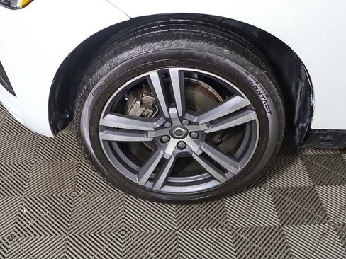 Used 2021 Volvo XC60 T5 Momentum w/ Premium Package image 18