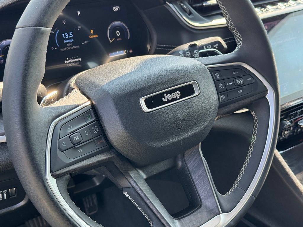 Used 2023 Jeep Grand Cherokee Limited AWD/4WD image 17