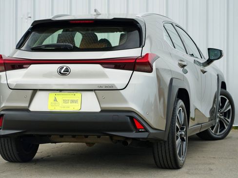 Used 2021 Lexus UX 200 image 4
