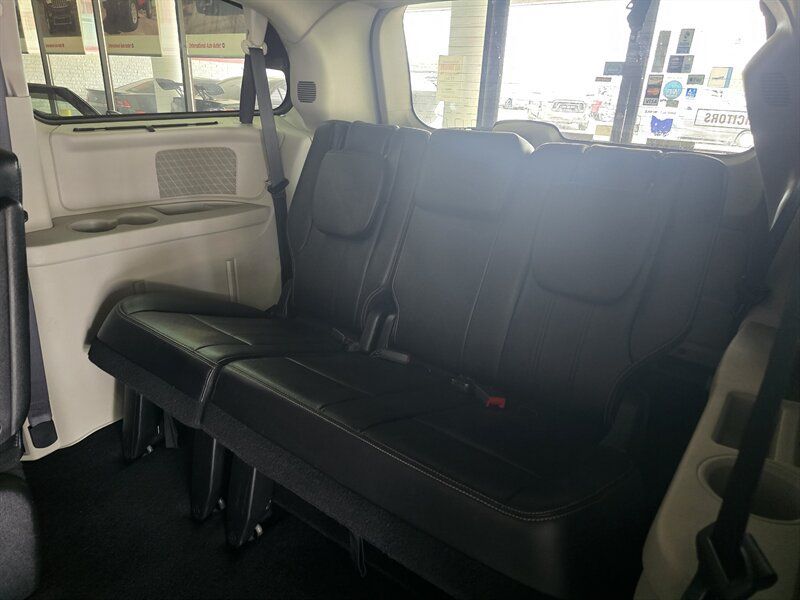 Used 2015 Chrysler Town & Country Touring w/ Driver Convenience Group FWD image 11