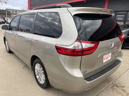 Used 2016 Toyota Sienna Limited image 3