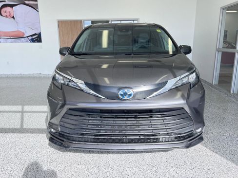 Used 2025 Toyota Sienna XLE image 2
