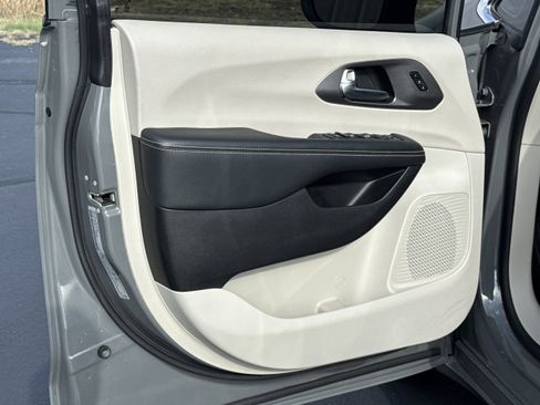 Used 2023 Chrysler Pacifica Touring-L image 5