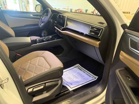 Used 2024 Volkswagen Atlas Cross Sport SE image 28